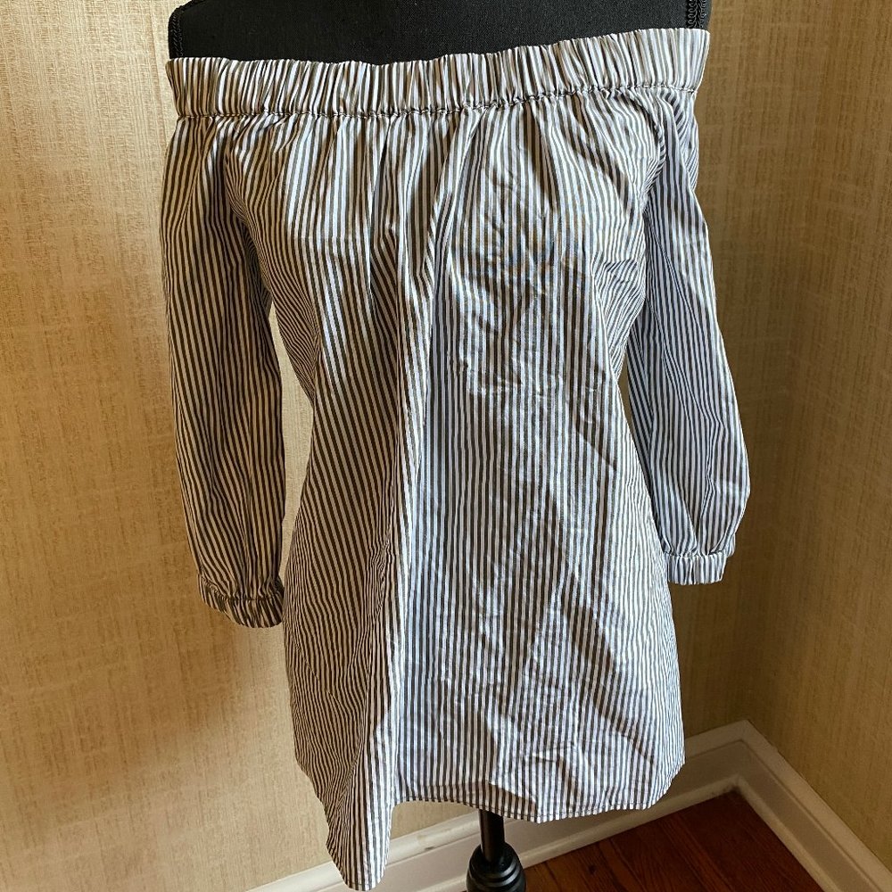 Cupio Off-shoulder pinstriped blouse